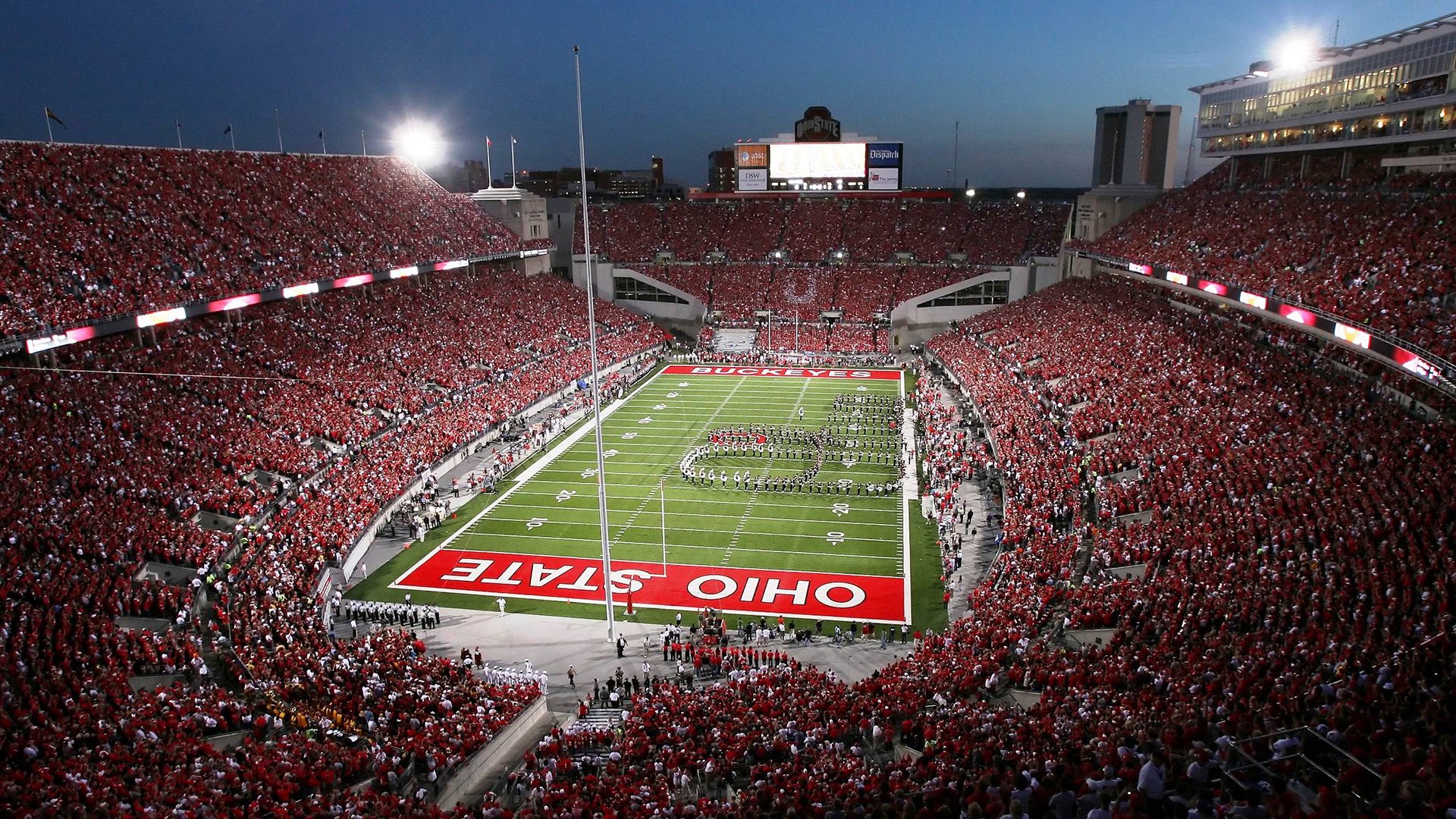 _趣味龙舟比赛：激荡江面团结协作_，龙舟表演赛